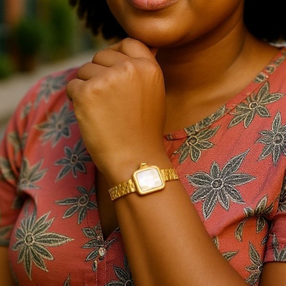 10k Bulova 23 Watch - Picture 1 of 6